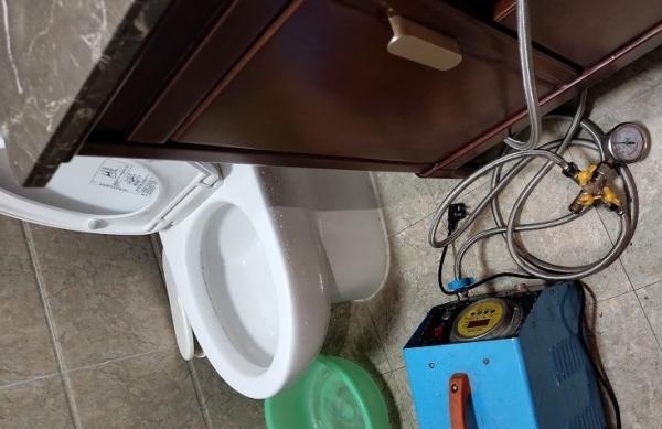 马桶水箱漏水修复指南（解决马桶水箱漏水的简单方法）
