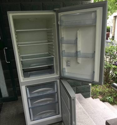 海尔冰箱白屏故障解决方法（海尔冰箱出现白屏如何修复）