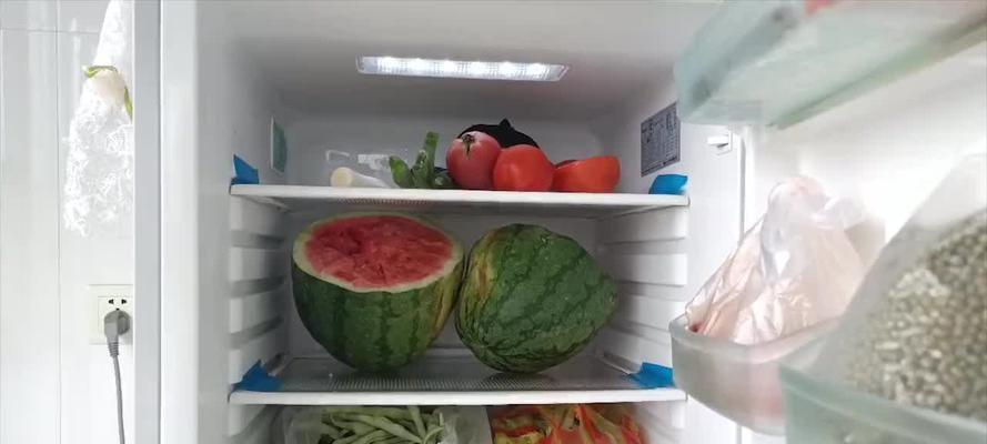 冰箱保鲜位置有水的原因及解决方法（探究冰箱中积水的成因以及预防措施）