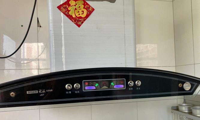 如何拆开清洗油烟机插头（简单易行的清洗方法让你的油烟机插头焕然一新）