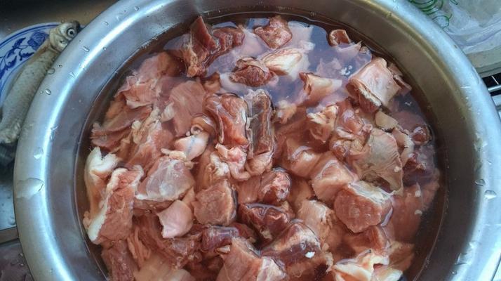 炖牛肉软烂入味的绝妙技巧（烹饪美味软烂入味的炖牛肉）