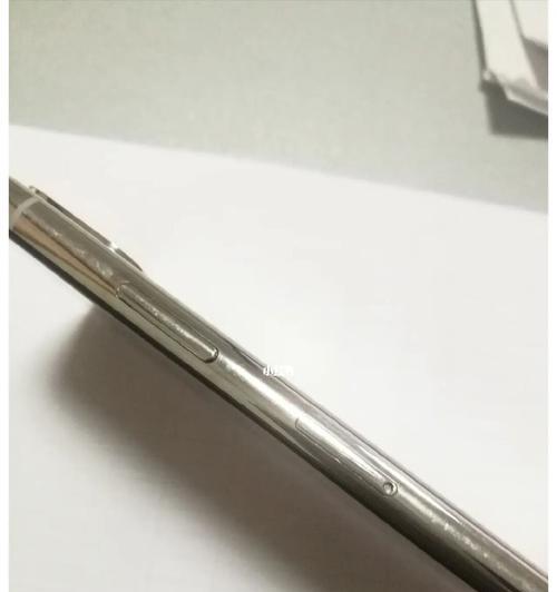 苹果手机卡槽打开方法揭秘（轻松解决苹果手机卡槽难题）