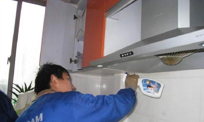 如何清洗油烟机的油胶（简单高效的清洗方法）