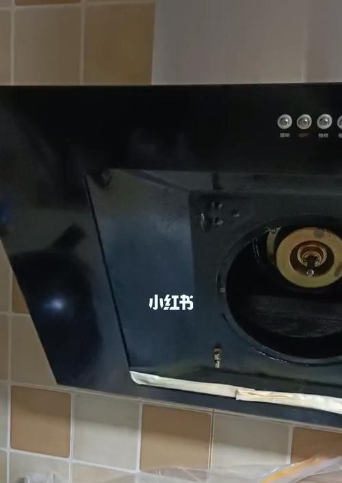 如何彻底清洗油烟机盒中的油污（掌握清洗技巧）