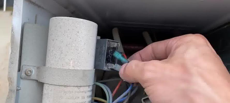 解决冰柜有哒哒响问题的方法（消除冰柜噪音）