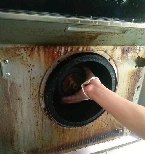 如何彻底清洗油烟机内部（学会这些技巧）