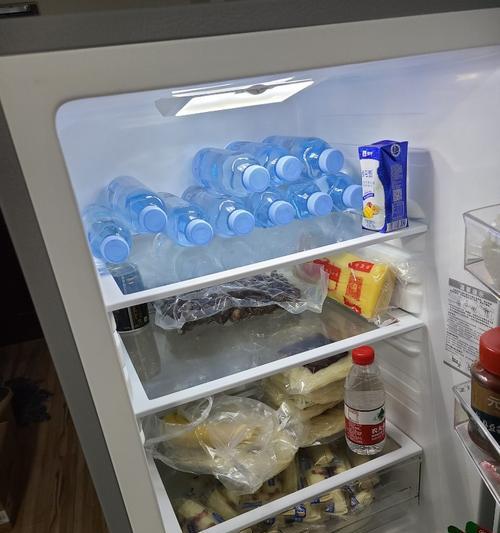 如何清洗新买的冰箱（轻松掌握冰箱清洗技巧）