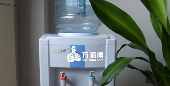 揭秘饮水机回热水的原理和工作方式（以小小的机器为您带来热水的奥秘）