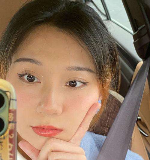 如何使用手机拍摄车镜照片？拍摄时有什么技巧？