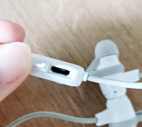 荣耀手机充电口耳机取出方法是什么？